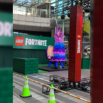 【レゴフォートナイト】渋谷ストリームでレゴフォートナイトのプロモーションが行われる。現地へ行くと限定ステッカーが貰える模様。