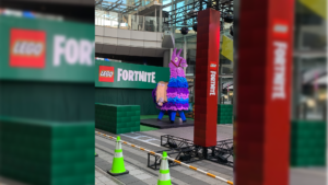 【レゴフォートナイト】渋谷ストリームでレゴフォートナイトのプロモーションが行われる。現地へ行くと限定ステッカーが貰える模様。