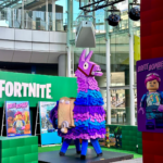 【レゴフォートナイト】渋谷に巨大なレゴラマが出現!更にレゴでラマを作る体験ができるワークショップも開催中。