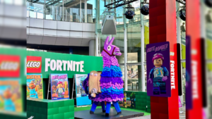 【レゴフォートナイト】渋谷に巨大なレゴラマが出現！更にレゴでラマを作る体験ができるワークショップも開催中。